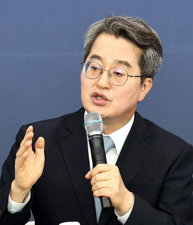 ▲ 김동연 경기도지사가 2일 오전 수원시 영통구 경기도청에서 열린 '2026 경기도 신년 기자간담회'에서 발언하고 있다./김철빈 기자 narodo@incheonilbo.com