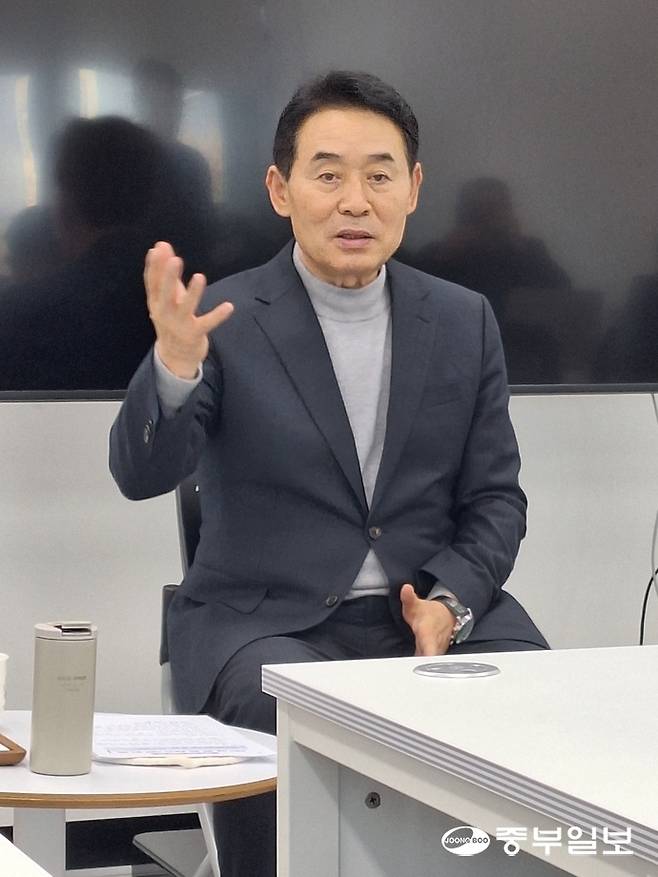 2일 백영현 시장이 기자들과 만난 자리에서 국방부 차관과 만난 내용을 설명하고 있다. 김두현 기자