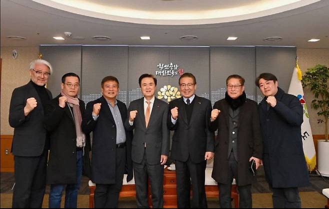 사진   왼쪽부터  부여 국제 히스토리 영화제 정초신 수석프로그래머, 서대원 부집행위원장, 정성면 집행위원장, 김태흠 충남도지사, 정한용 조직위원장,  김중필 총연출가 , 이영준 사무총장.