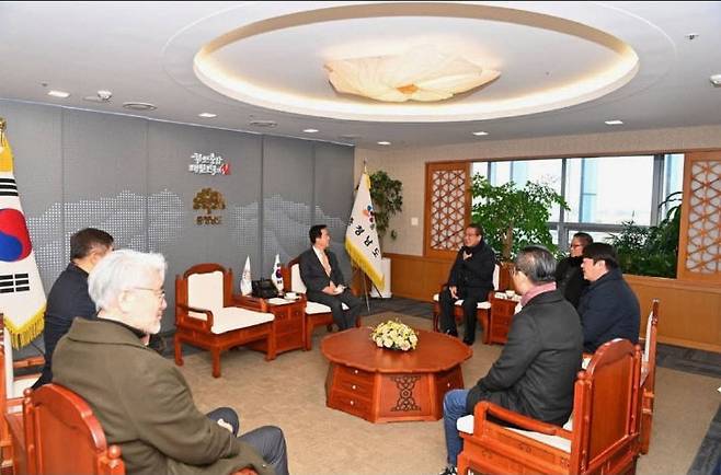 부여국제히스토리영화제 집행부가 김태흠 충남도지사와 간담회를 하고 있다.