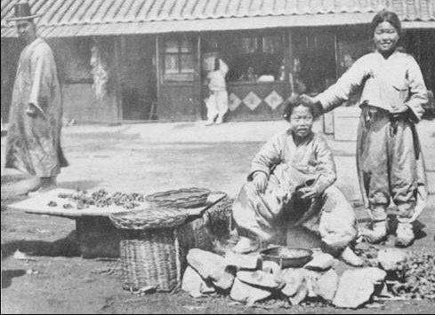 1902년 군밤을 구워 파는 아이들. (사진= 김영복 연구가)