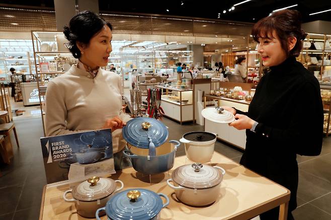 광주신세계 본관 8층 르크루제 매장에서 직원이 파란색 뚜껑을 들고 고객에게 설명하고 있다./광주신세계 제공