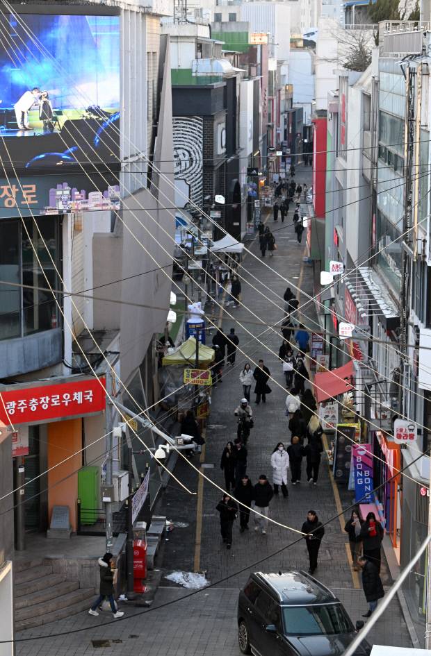 2일 광주시 동구 충장로 충장로우체국 일대의 거리가 시민들의 발길이 드물어 한산한 모습을 보이고 있다. /나명주 기자 mjna@kwangju.co.kr