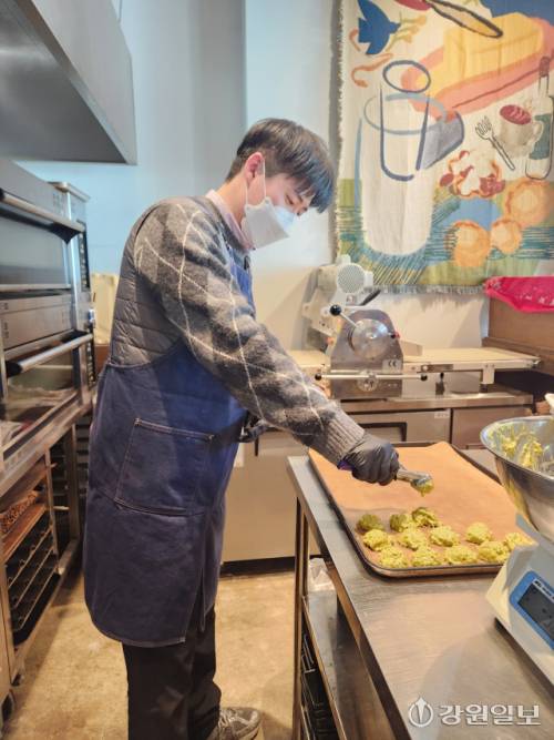 ◇강원일보 사회체육부 이은호 기자가 스쿱을 들고 두쫀쿠 속면에 모양을 만들고 있다. 사진=춘천 신촌리 빵집 제공