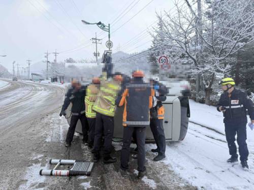 ◇2일 오전 8시50분께 태백시 문곡동 종합경기장 인근 도로에서 모닝 차량이 눈길에 미끄러지며 넘어졌다. 이 사고로 B(55)씨가 부상을 입었다. 사진=강원특별자치도소방본부 제공