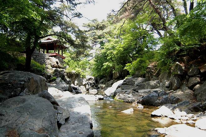 기둥의 길이를 각각 다르게 세운 금선정 _영주시청 제공