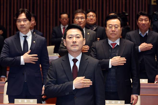국민의힘 장동혁 대표가 2일 국회 예결위회의장에서 열린 의원총회에서 국기에 경례하고 있다. 이날 의총에서는 한동훈 전 대표 제명 사태를 두고 지도부와 소장파간 격한 논쟁이 벌어졌다. /연합뉴스