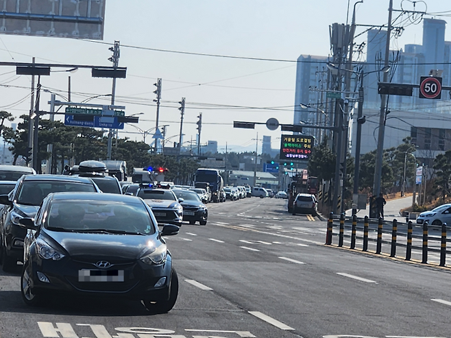 ▲ 해오름대교 개통 첫날인 2일 오후, 진입도로에 차량이 길게 늘어서 있다. 개통 직후 시민 차량이 몰리며 일시적으로 서행이 이어졌다. 서의수 기자