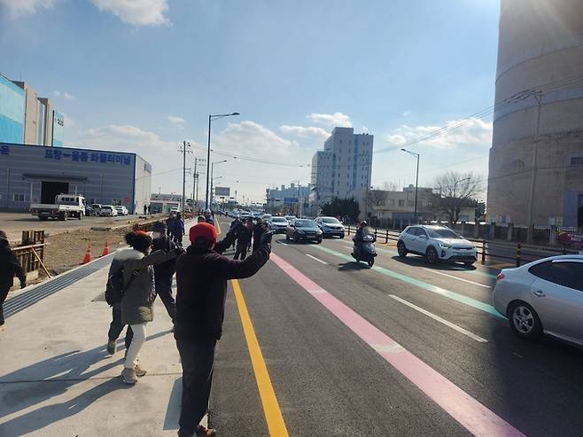 ▲ 해오름대교 인근 송도 방면 도로에서 도보로 현장을 찾은 시민들이 교량을 바라보고 있다. 서의수 기자