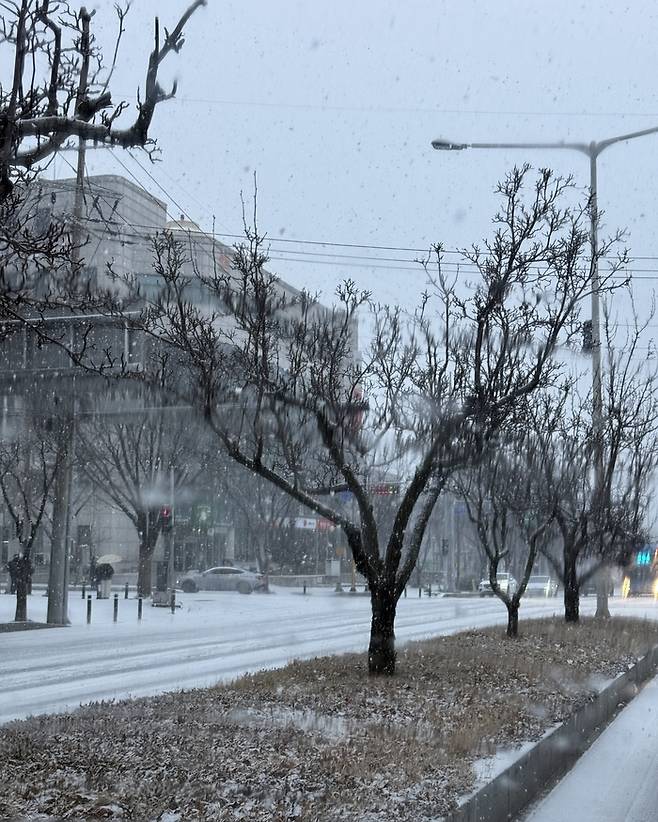 2일 오전 8시10분쯤 대구 성서공단로 일대 왕복 8차선 도로. 이날 대구에 새벽부터 눈이 내린가운데, 출근길 화물차와 승용차들이 서행하고 있다. 구경모기자