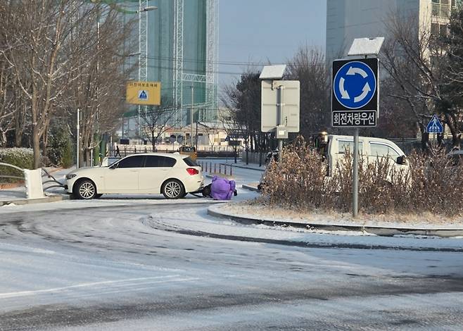 2일 대구 동구 율하동 한 회전교차로에서 눈길에 미끄러진 차량이 견인차 도움을 받아 이동 중인 모습. 최시웅기자