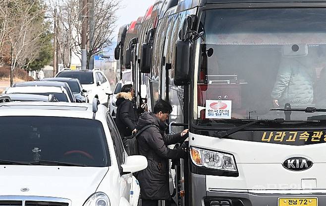 30일 오후 나주시 광주·전남혁신도시 한국전력공사 앞에서 직원들이 서울·부산·대구·대전 등 6개 권역으로 향하는 전세 통근버스를 탑승하고 있다. 양광삼기자 ygs02@mdilbo.com