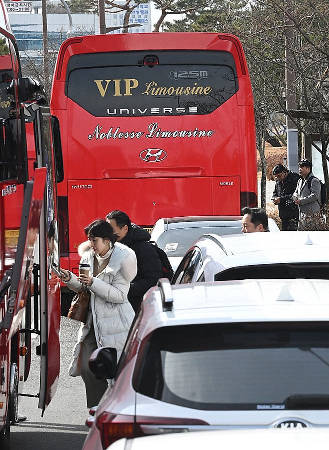 30일 오후 나주시 광주·전남혁신도시 한국전력공사 앞에서 직원들이 서울·부산·대구·대전 등 6개 권역으로 향하는 전세 통근버스를 탑승하고 있다. 양광삼기자 ygs02@mdilbo.com