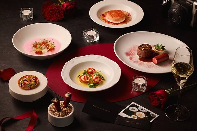 파크 하얏트 서울 호텔은 밸런타인데이를 맞아 코너스톤, 더 라운지, 더 팀버 하우스 등에서 각각 밸런타인 스페셜 프로모션을 전개한다. / 파크 하얏트 서울 호텔