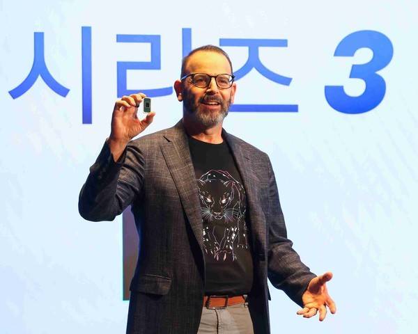 조쉬 뉴먼 인텔 컨수머 PC 부문 총괄이 발표를 하고 있다. 사진=인텔