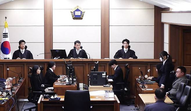 통일교 금품수수 등 혐의로 구속기소된 김건희 여사가 지난 28일 서울중앙지방법원에서 열린 1심 선고공판에서 실형을 선고받고 있다. (사진=서울중앙지법 제공)