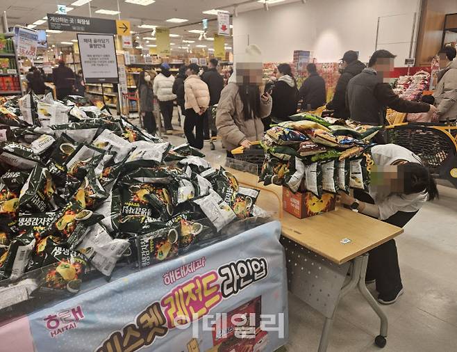 1일 오후 이마트 월계점 과자 골라담기 매대엔 10~20대 젊은 고객들이 작은 박스에 과자탑을 쌓고 있었다. (사진=김정유 기자)