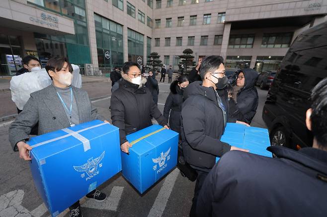 북한의 한국 무인기 침투 주장에 대한 진상을 규명하는 ‘군경합동조사 TF’가 21일 민간인 피의자 3명의 주거지 및 사무실 등에 대한 압수수색에 나선 가운데 이날 피의자 장모씨와 오모씨가 다니던 서울의 한 대학교 공대 건물에서 경찰 관계자들이 압수품을 옮기고 있다. (사진=연합뉴스)