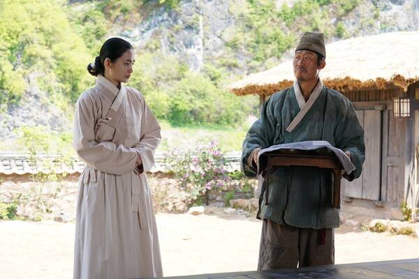 '왕과 사는 남자' 전미도(왼쪽)과 유해진, 사진제공=쇼박스