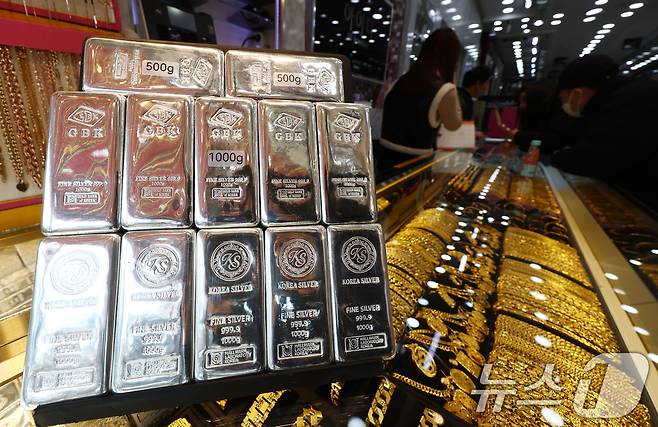 서울 시내 금은방에 골드바와 실버바 등이 진열돼 있다.  2026.2.1/뉴스1 ⓒ News1 김민지 기자