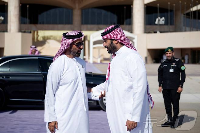 셰이크 타눈 빈 자이드 알 나흐얀 아랍에미리트(UAE) 국가안보보좌관이 2025년 9월 3일(현지시간) 사우디아라비아 리야드 킹 칼리드 국제공항에서 무함마드 빈 살만 사우디 왕세자와 인사를 나누고 있다. 2025.09.03. ⓒ 로이터=뉴스1 ⓒ News1 윤다정 기자