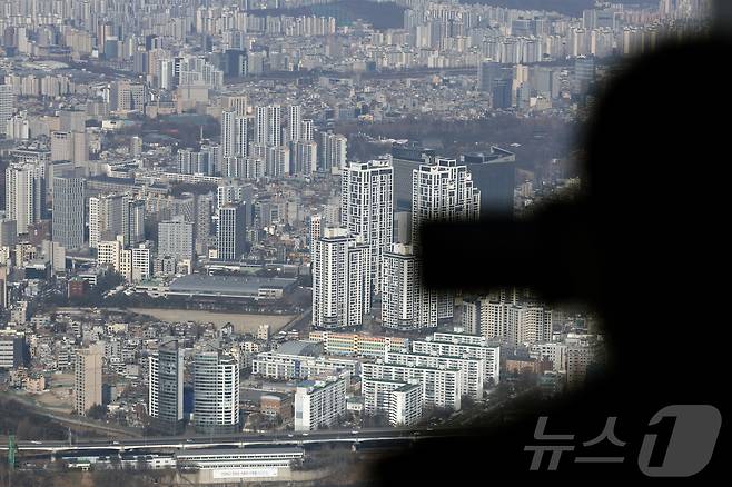 이재명 대통령이 "부동산 정상화는 5000피(코스피 5000), 계곡 정비보다 훨씬 쉽고 더 중요한 일＂이라며 ＂이번이 마지막 기회였음을 곧 알게 될 것＂이라고 밝힌 다음 날인 1일 서울시 송파구 올림픽로 롯데 월드 타워 서울스카이 전망대에서 아파트 등 주택 단지가 보이고 있다. 2026.2.1/뉴스1 ⓒ News1 박정호 기자