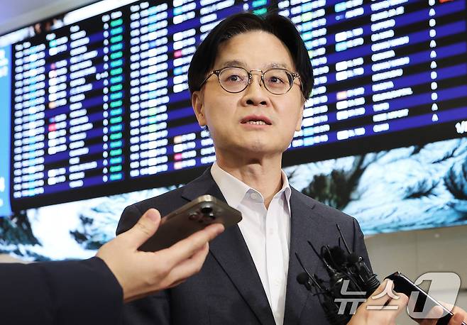 상호관세 인상 방침과 관련한 한미간 통상 현안을 논의하고 돌아온 김정관 산업통상부 장관이 31일 오후 인천국제공항을 통해 귀국해 취재진의 질문에 답하고 있다. 2026.1.31/뉴스1 ⓒ News1 오대일 기자