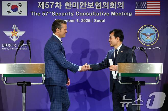 안규백 국방부 장관과 피트 헤그세스 미국 전쟁부(국방부) 장관이 4일 오후 서울 용산구 국방부 청사에서 제57차 한미안보협의회의(SCM) 공동기자회견을 마치고 악수하고 있다. 2025.11.4/뉴스1 ⓒ News1 사진공동취재단