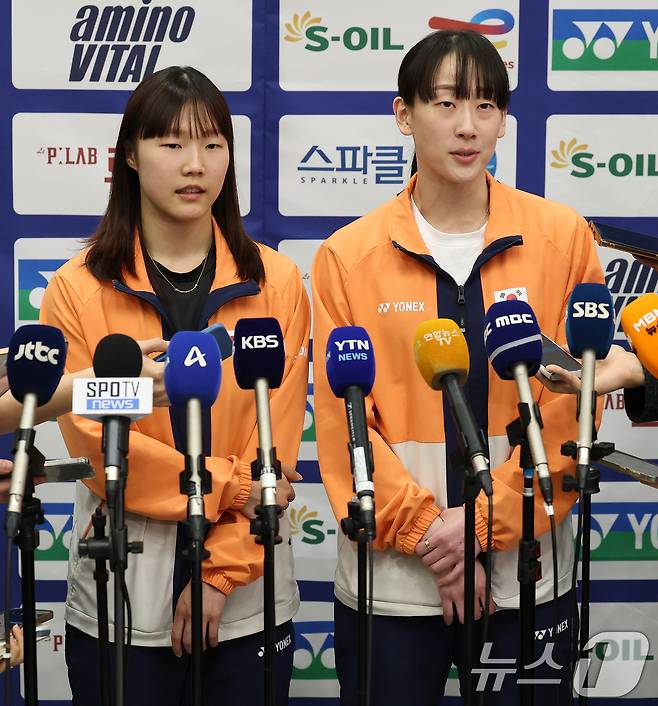 Lee So-hee (right) and Baek Hana, who returned after winning their second consecutive women's doubles title at the World Tour Finals, are expressing their feelings about winning upon returning to Korea through Incheon International Airport on the afternoon of the 22nd. 2025.12.22/News1 ⓒ News1 Reporter Oh Dae-il