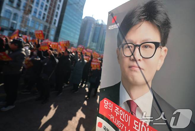국민의힘에서 제명된 한동훈 전 대표 지지자들이 31일 오후 서울 여의도공원 앞에서 열린 당 지도부 규탄 집회에서 '부당징계 규탄' 구호를 외치고 있다. 2026.1.31/뉴스1 ⓒ News1 오대일 기자