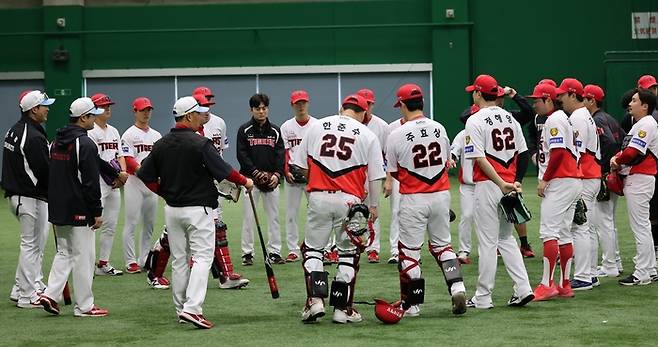 KIA 선수들이 2026 일본 아마미오시마 스프링캠프에서 수비 훈련 전 미팅을 하고 있다. 사진 | KIA 타이거즈