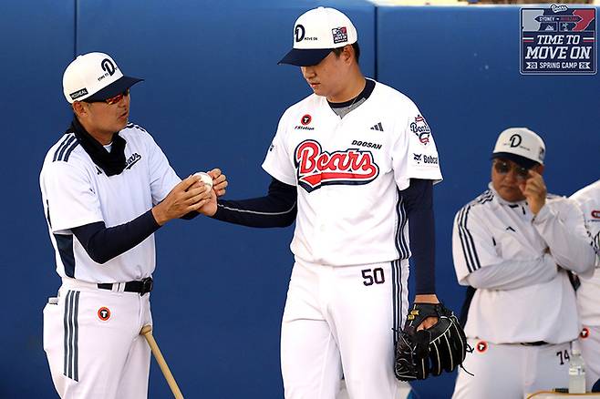 두산 이영하(가운데)가 호주 시드니 스프링캠프에서 불펜피칭 도중 김원형 감독의 조언을 받고 있다. 사진 | 두산 베어스