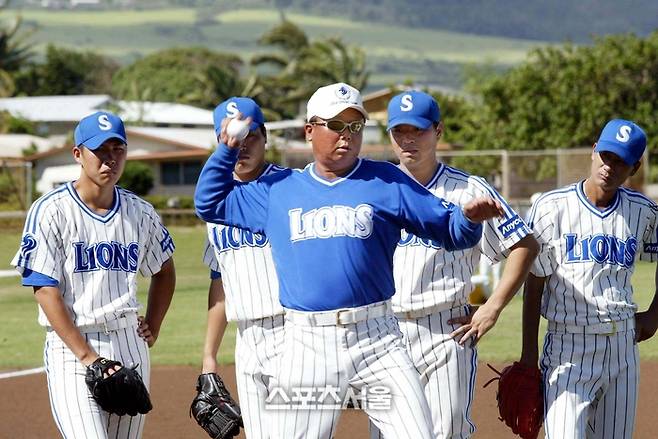 삼성 투수 코치시절 선동열 전 감독(가운데)이 2004년 스프링캠프에서 투수들에게 시범을 보이고 있다. 사진 | 스포츠서울 DB