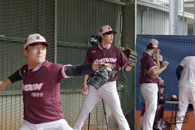 키움 투수들이 불펜장에서 공을 던지고 있다. 사진 | 키움 히어로즈