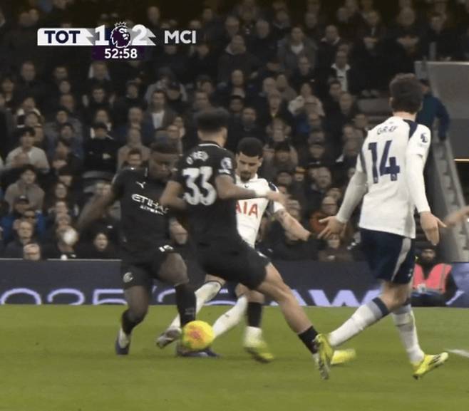 솔랑케가 게히의 종아리를 차는 장면. 캡쳐 | 중계화면