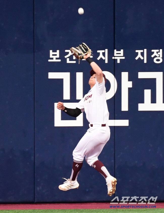 ◇키움 시절 이정후는 중견수 뿐만 아니라 우익수, 좌익수 자리도 소화한 바 있다. 스포츠조선DB
