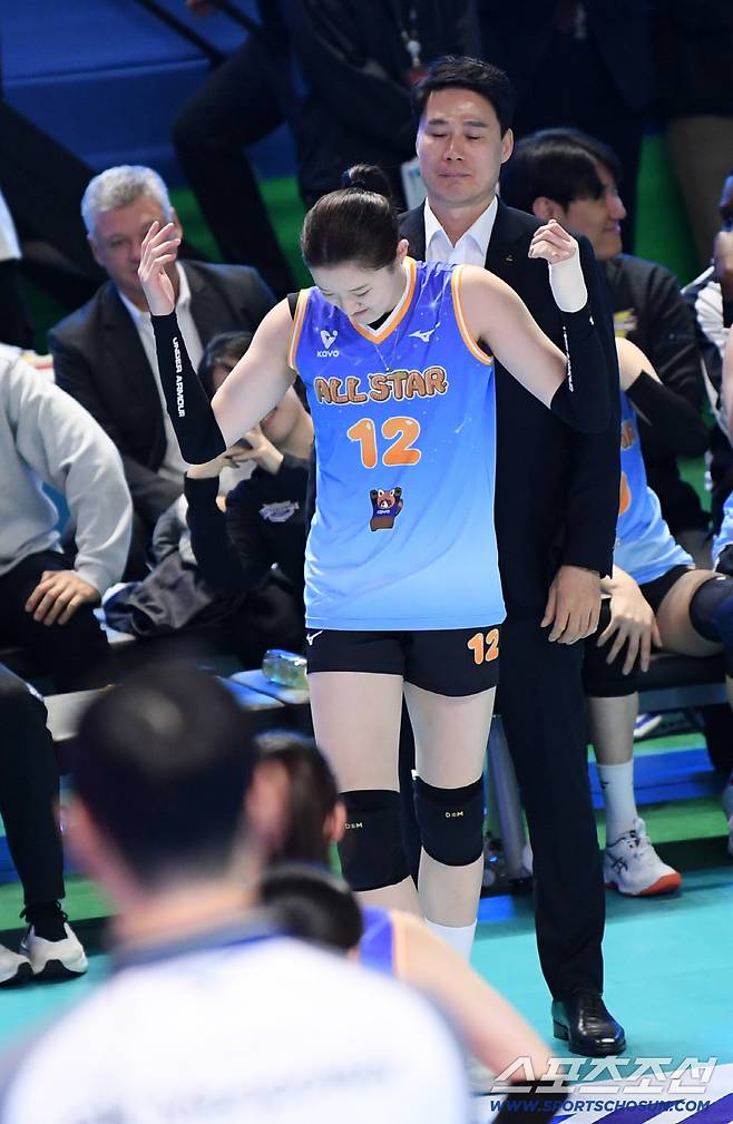 2025-2026 V리그 올스타전이 25일 춘천시 호반체육관에서 열렸다. 강성형 감독과 이다현이 퍼포먼스를 펼치고 있다. 춘천=박재만 기자 pjm@sportschosun.com/2026.01.25/