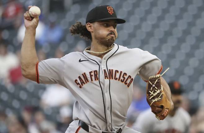 조던 힉스가 시카고 화이트삭스로 트레이드됐다. 그는 100마일대 싱커를 마구 뿌려대던 정상급 셋업맨이었지만, 선발로 변신한 뒤 갈피를 잡지 못하고 지난 2년간 평범한 투수로 전락했다. AP연합뉴스