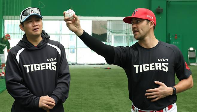 KIA 타이거즈 손승락 수석코치(왼쪽)와 대화하는 제임스 네일. 사진제공=KIA 타이거즈