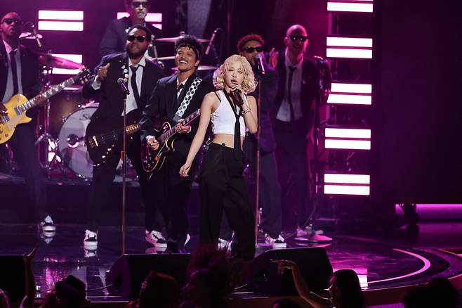 Bruno Mars and Rose perform during the 68th Annual Grammy Awards in Los Angeles, California, U.S., February 1, 2026. REUTERS/Daniel Cole

<저작권자(c) 연합뉴스, 무단 전재-재배포, AI 학습 및 활용 금지>