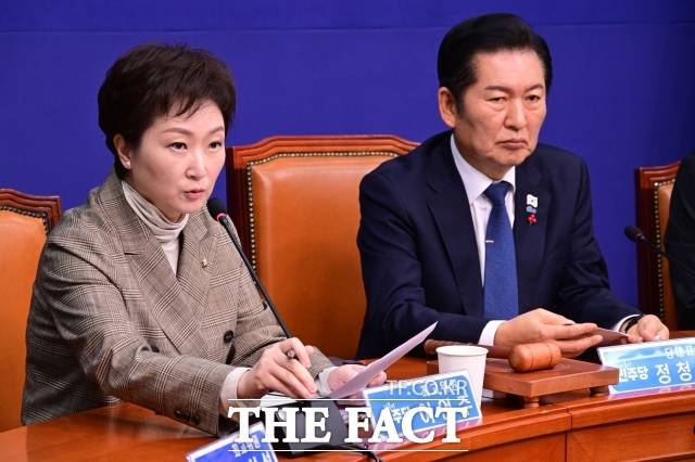 이언주 더불어민주당 최고위원은 "충분한 정보가 주어지지 않은 상태에서 숙고하지 않은 채 속도전으로 OX만 묻는다면, 그것은 당원을 거수기로 전락시키는 일종의 인민민주주의 방식에 불과하다" 사진은 이 최고위원이 지난해 12월 8일 오전 서울 여의도 국회에서 열린 최고위원회에서 발언하고 있는 모습. /남윤호 기자