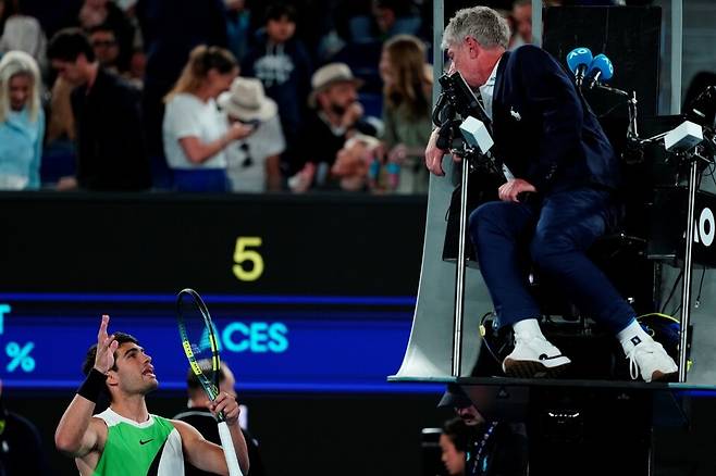 체어 엄파이어에게 거칠게 항의하는 알카라스.