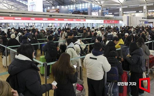 지난해 12월31일 인천국제공항 제1여객터미널이 여행객들로 붐비고 있다.