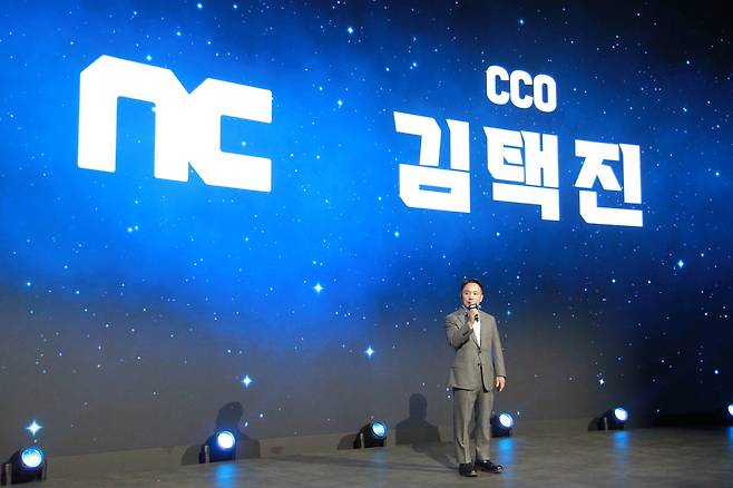 김택진 엔씨소프트 창업자 겸 최고창의력책임자(CCO)가 11월 13일 부산 벡스코 제1전시장에서 열린 엔씨소프트 지스타 오프닝 세션에서 기조연설을 하고 있다. 엔씨소프트는 올해 처음으로 지스타 메인 스폰서를 맡았다. /뉴스1