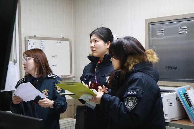 지난달 29일 경기 화성직업훈련교도소에서 일일 교도관 체험을 한 본지 박혜연(가운데) 기자가 교도관실에 설치된 실시간 수용실 모니터 화면을 보고 있다. /법무부