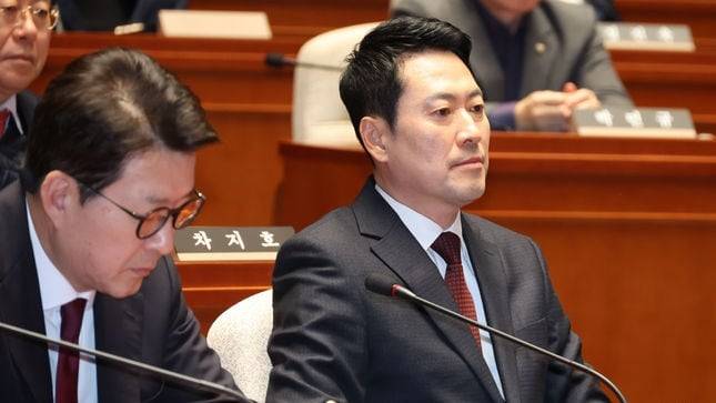 2일 국회에서 열린 국민의힘 의원총회에서 장동혁 대표가 생각에 잠겨 있다./ 뉴시스