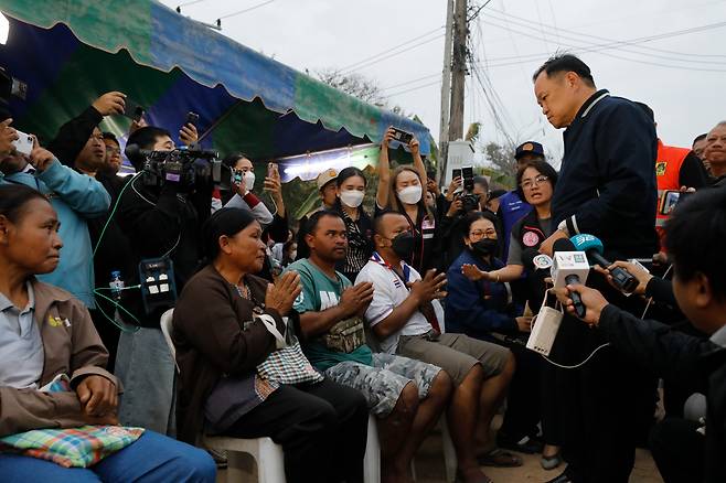 태국 나콘랏차시마 시키오 지역 현장을 방문한 아누틴 차른비라쿨 태국 총리가 국민들과 이야기를 나누고 있다. /연합뉴스