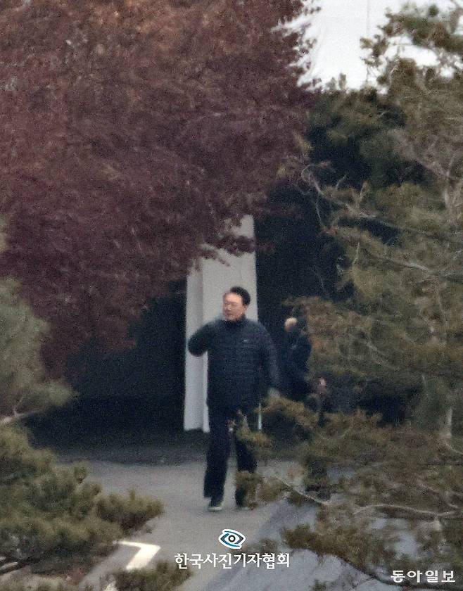 제62회 한국보도사진전 뉴스 부문 가작 ‘한남동 관저 산책하는 尹’. 전영한 기자 scoopjyh@donga.com