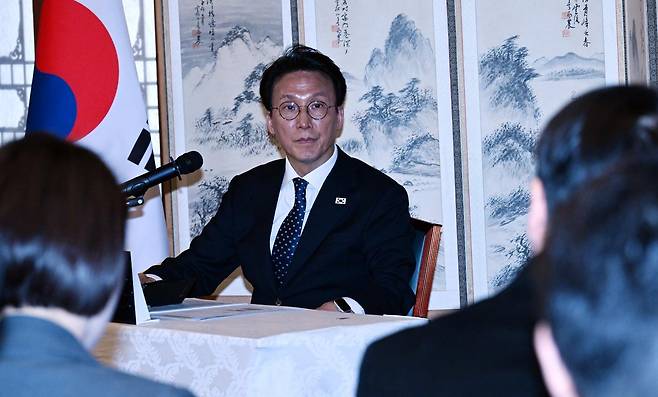 김민석 국무총리가 2일 오후 서울 종로구 삼청동 총리공관에서 열린 출입기자단 간담회에서 기자단의 질문을 받고 있다.