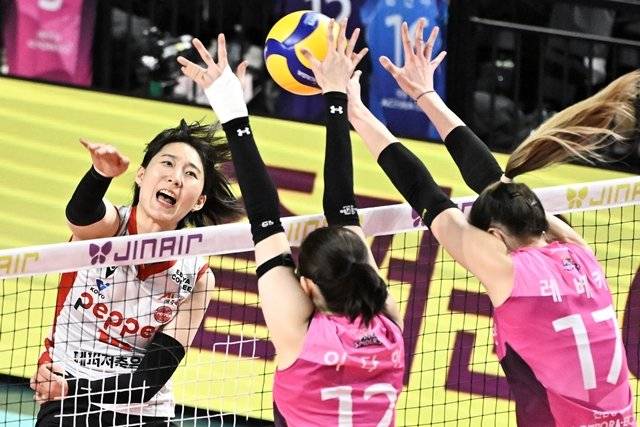 1일 인천 흥국생명전에서 공격 성공률 6.7%에 그친 박정아(왼쪽). 한국배구연맹(KOVO) 제공